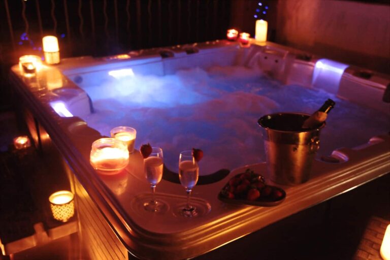 Le spa privatif sous la terrasse extérieure